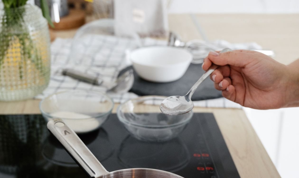 Affichage lumineux rouge d'une plaque à induction en cours d'utilisation dans une cuisine