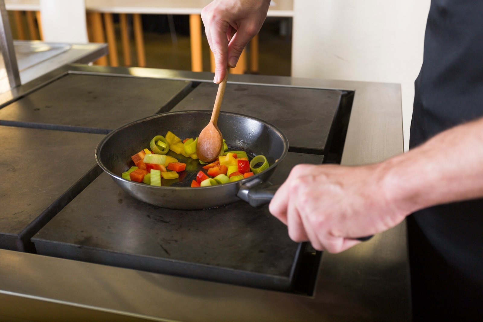Plaque à induction dans une cuisine de location - visuel 2