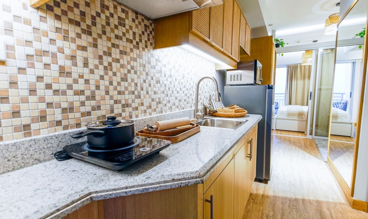 Cuisine moderne avec plaque à induction propre et fonctionnelle dans un logement de location à Toulouse