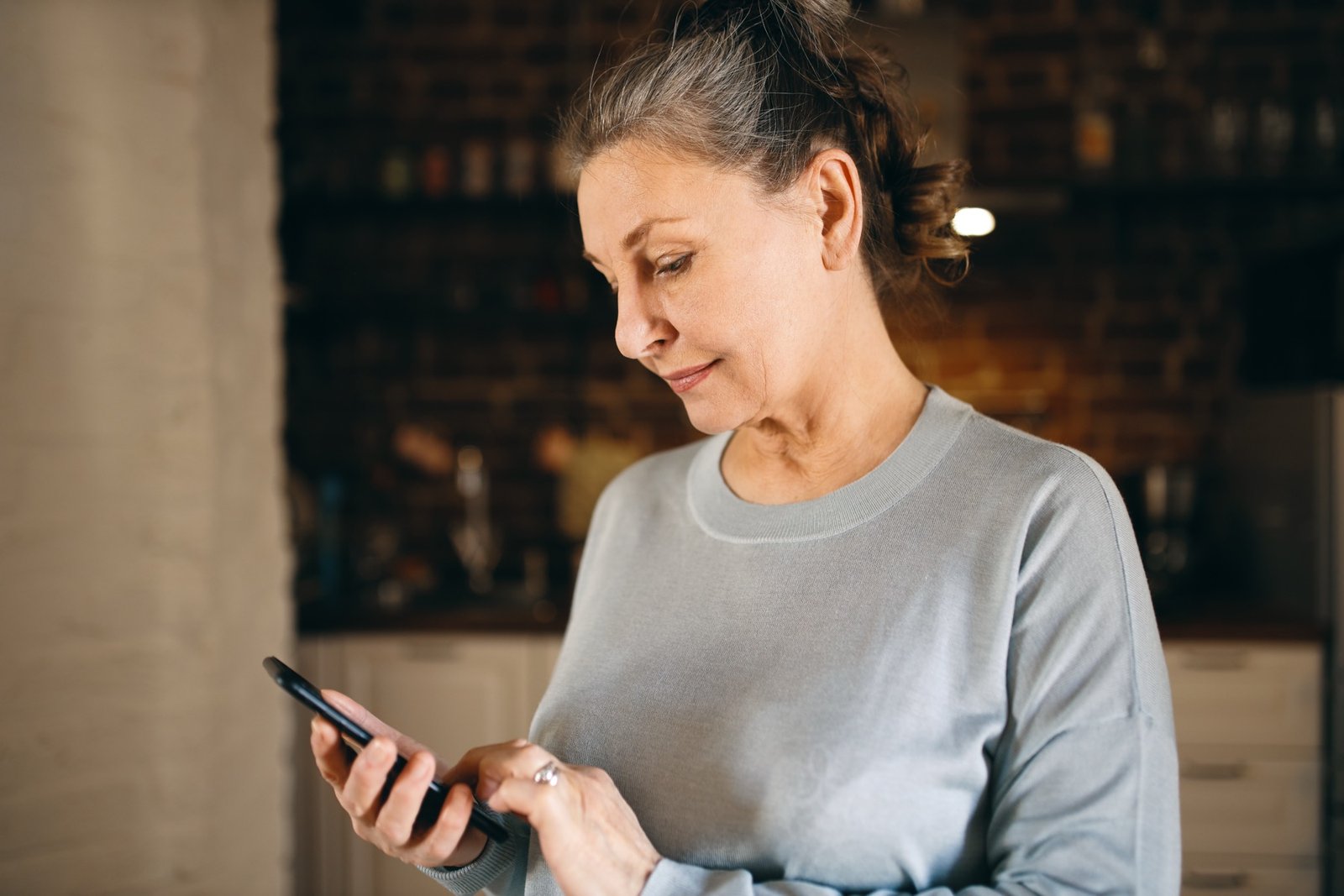 Propriétaire utilisant son téléphone pour gérer une urgence Booking.com