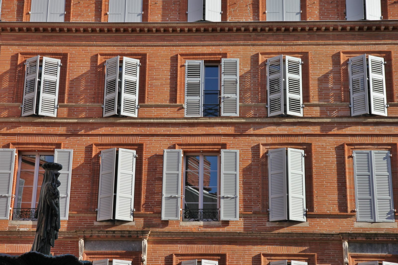 Façade en brique d'un immeuble en copropriété à Toulouse, place Roger-Salengro