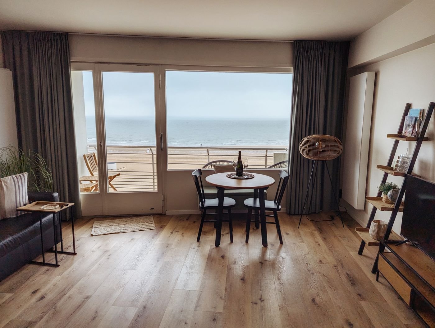 Séjour d'un meublé de tourisme équipé et prêt à louer en location saisonnière, avec table et vue dégagée