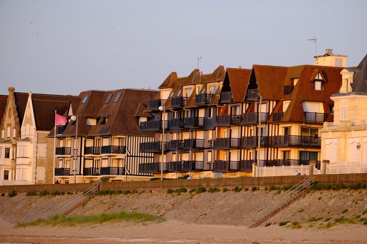 Immeubles de résidences secondaires en front de mer dans une commune touristique française soumise à la majoration de taxe d'habitation